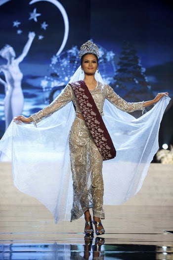 Janine Tugonon and her Maranao princess national costume made by Pitoy Moreno