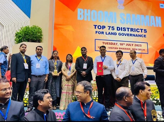 द्रौपदी मुर्मू द्वारा आज दिल्ली में गुना कलेक्टर श्री फ्रेंक नोबल ए० को टीम सहित भूमि प्रबंधन एवं प्रशासन के लिए "भूमि सम्मान अवार्ड "से किया गया सम्मानित..