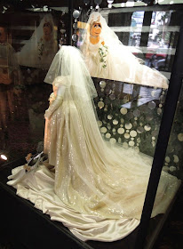Muppets Most Wanted Miss Piggy Vivienne Westwood Wedding gown train