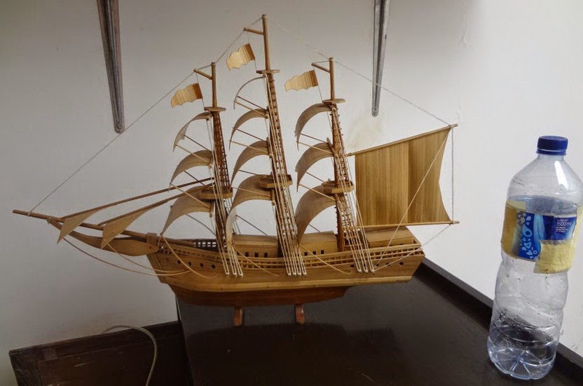  Miniatur  kapal  laut dari  bambu 
