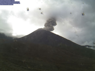 Panache de cendres sur le volcan Reventador, 02 septembre 2015