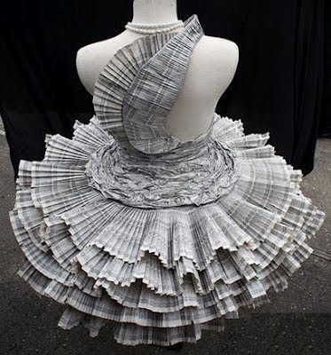 فستان مصنوع من ورق الجرائد بالصور
