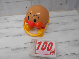 中古品　アンパンマン入れ物　￥１００