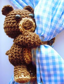 http://translate.google.es/translate?hl=es&sl=en&u=http://stitchandunwind.com/new-pattern-tuesday-curtain-hugging-crochet-bear/&prev=search