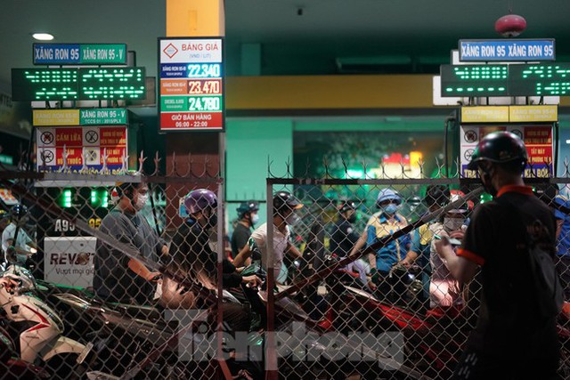 Người dân TPHCM lại quay cuồng trong ma trận ‘hết xăng, còn dầu’ - Ảnh 9.