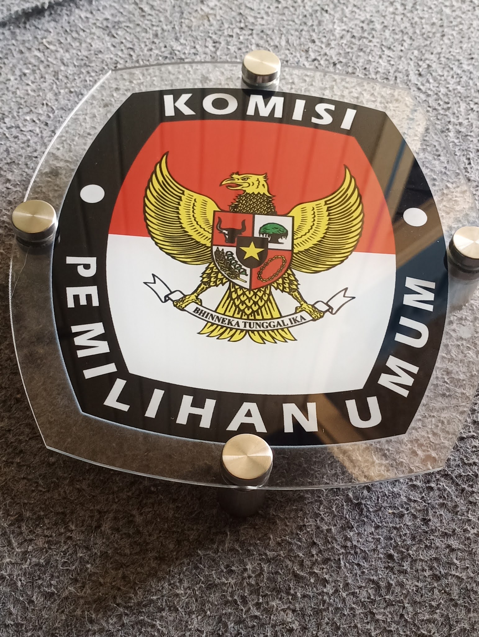 Sign Logo KPU Bahan Akrilik  Percetakan Tanjungbalai 