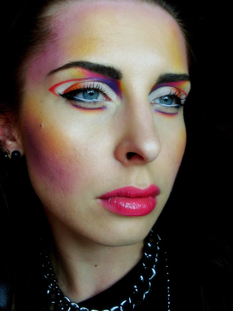 fantazyjny makijaż w kolorze, kolorowy makijaż graficzny, makijaż sesyjny, fashion makeup, makeup