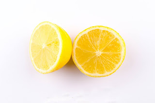 How to lighten dark lips with lemon
