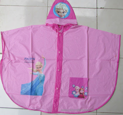 model jas hujan yang sangat cocok untuk anak-anak adalah model ponco, tersedia dalam berbagai karakter misalnya frozen
