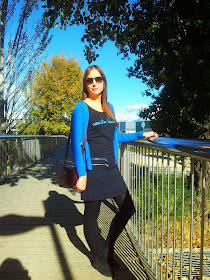 Outfit otoñal con falda de cuadros de Zara, camiseta de Carita Bonita, bolso de bimba y lola y chaqueta básica de tricot de suiteblanco