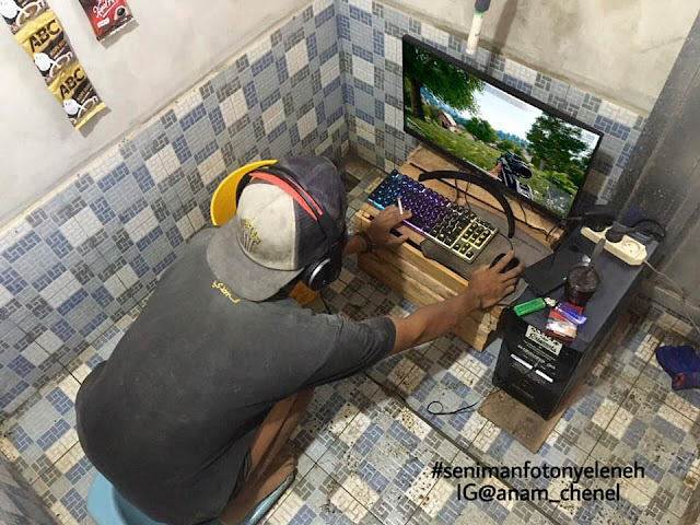 Bermain game di kamar mandi seniman foto nyeleneh