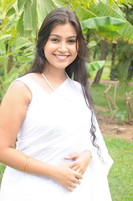 Hot Tamil Actress in White Saree Photos+ Actress in Saree Navel Show Photos