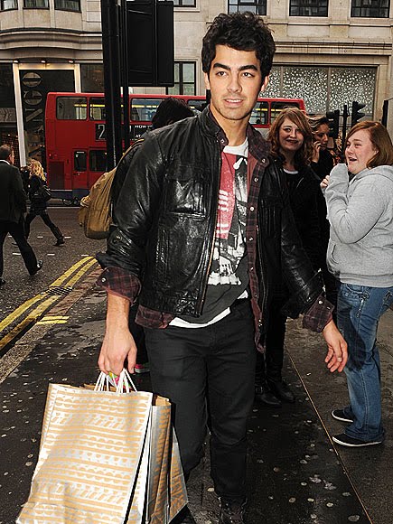 A stylish Joe Jonas fails to go unnoticed by adoring fans while shopping on