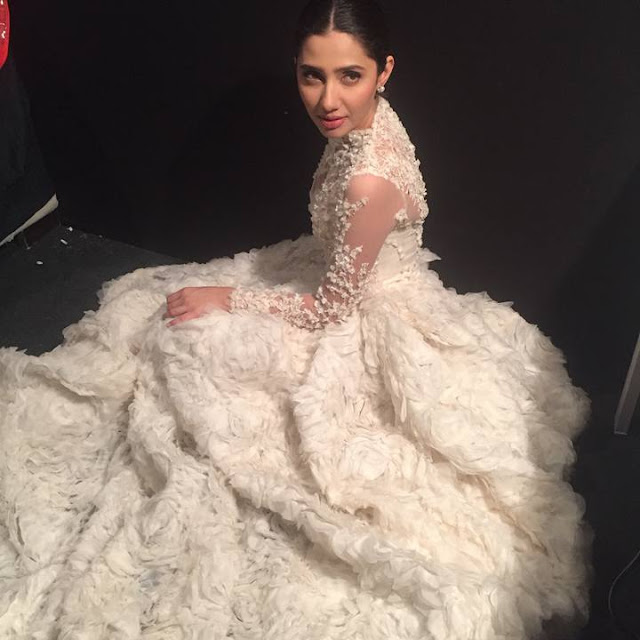 Different Looks of Mahira at Lux Style Awards 2015 