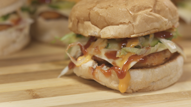 Burger Salmon Yang Berkhasiat Sebagai Bekalan Ke Sekolah 