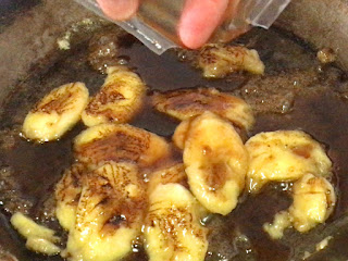 バナナを油で炒めてソースをかける