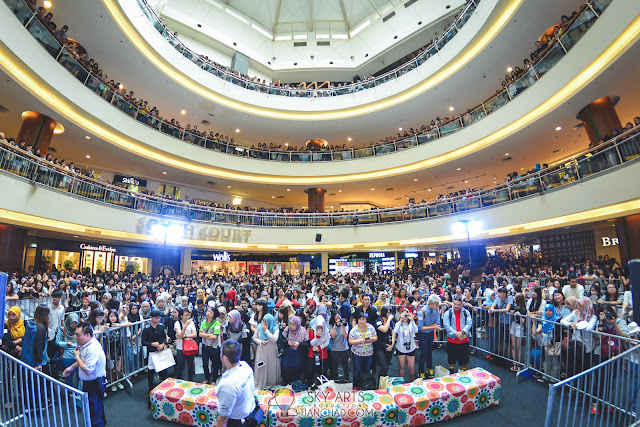 South Court Mid Valley Megamall was crowded with fans who want to see CNBLUE