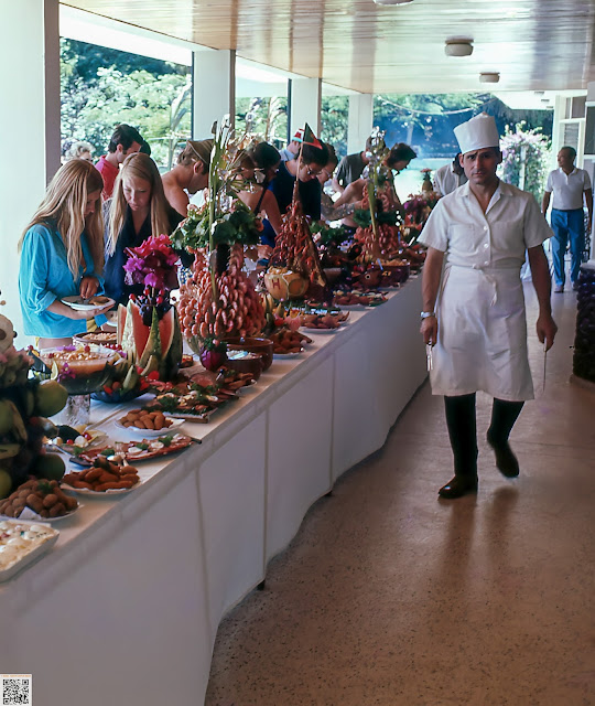 Hotel da Inhaca, Moçambique no ano de 1972 MMG_D_049 Fotografia de Manuel Augusto Martins Gomes. Não usar fotografia sem referência ao seu autor Manuel Augusto Martins Gomes e sem link para as páginas:  Beacons: https://beacons.ai/manuelamartinsgomesmemorias Blogger: https://manuelamartinsgomes.blogspot.com/ Instagram: @manuelamartinsgomesmemorias Toda a informação adicional é bem vinda. Poderão contactar-me através do endereço de email: manuelamgomes20@gmail.com #anos70 #1972 #moçambique #mozambique #mocambique #inhaca #hoteldainhaca  #manuelmartinsgomesmemorias #manuelamartinsgomesmemorias