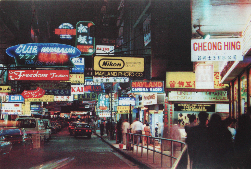 30 Interesting Color Photographs Capture Street Scenes of Hong Kong in