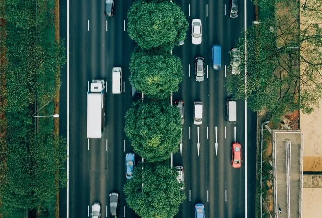 aprende ingles trafico vehiculos vegetacion carretera doble calzada sentido desde el aire