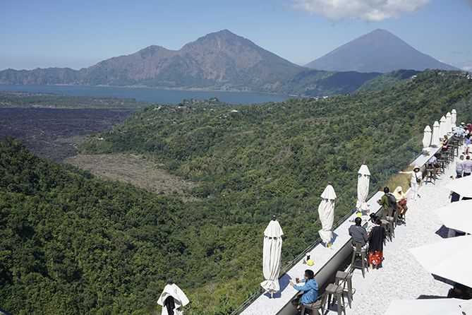 Menikmati makan siang sembari melihat lansekap Gunung Batur