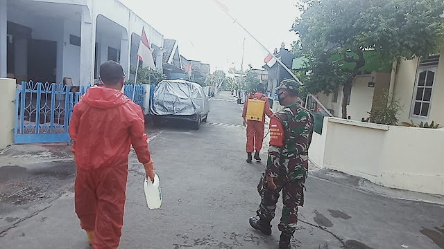 Cegah Covid-19 Babinsa Koramil 24/Klaten Lakukan Penyemprotan Disinfektan