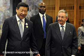 El General de Ejército Raúl Castro Ruz (D), Presidente de los Consejos de Estado y de Ministros cubanos, y Xi Jinping (I), Presidente de la República Popular China, durante la ceremonia donde se le impuso la Orden José Martí al dignatario asiatico, realizada en el Palacio de la Revolución, en La Habana, Cuba, el 22 de julio de 2014.