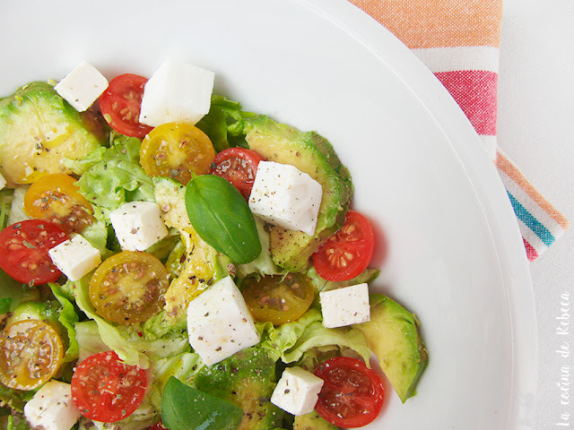 Ensalada de aguacate y quesos con albahaca