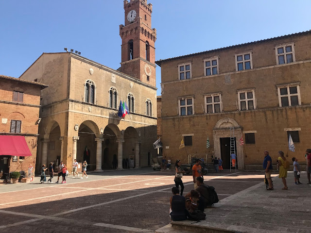 foto da Piazza Pio II onde fica a prefeitura e catedral