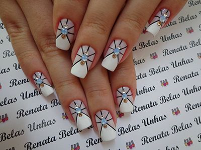 unhas pretas e brancas com pedrinhas