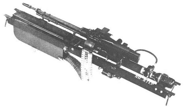 Imagen 794A | Esta ametralladora M60 es parte de un subsistema de armamento XM2; se apunta y dispara desde la aeronave en lugar de directamente | Dominio público / anónimo