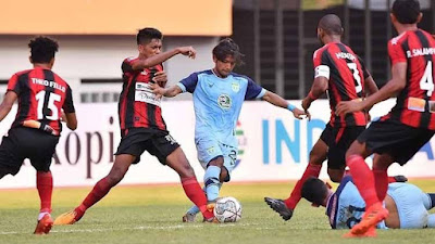  10 Pemain Persela   Kalahkan Persipura 