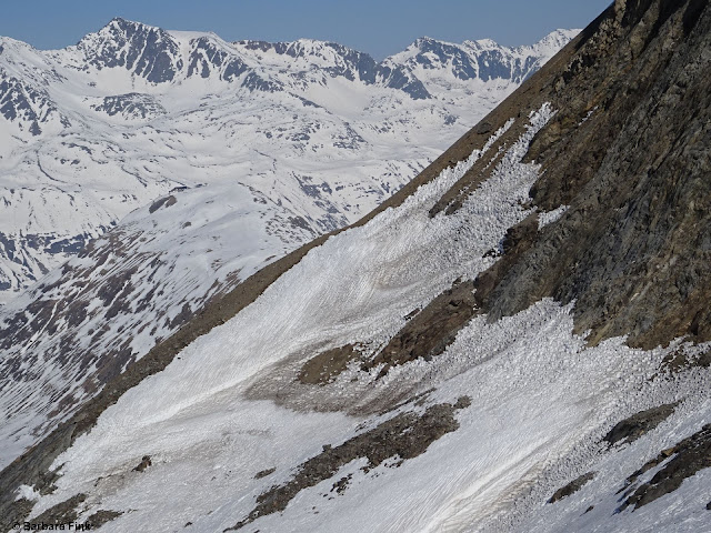 Außergewöhnlich rau und unregelmäßig: Büßerschnee im sehr steilen besonnten Gelände. Liebenerspitze - Ötztaler Alpen. (Foto: 26.03.2022)