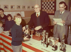 Michael Rahal recogiendo el trofeo del VIII Abierto Infantil 1983