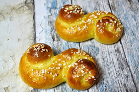 Dwa upieczone lussekatty