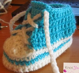 http://translate.googleusercontent.com/translate_c?depth=1&hl=es&prev=/search%3Fq%3Dhttp://www.knotyournanascrochet.com/p/free-patterns.html%26safe%3Doff%26biw%3D1429%26bih%3D984&rurl=translate.google.es&sl=en&u=http://www.knotyournanascrochet.com/2013/02/crochet-conversehigh-tops-6-12-months.html&usg=ALkJrhjfwrYUGJo8bKO7z4M6M3zMhYtW6g