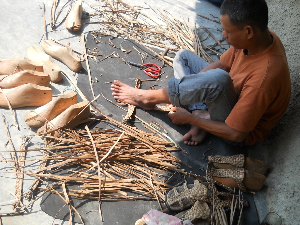 Begini Cara  Membuat Sepatu dari  Eceng  Gondok  Pusat 