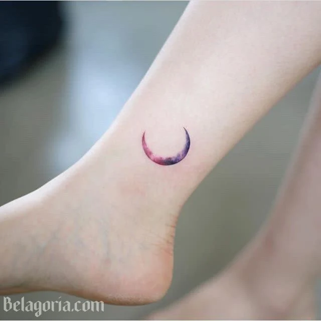 Tatuaje para mujer de luna acuarelada en el tobillo