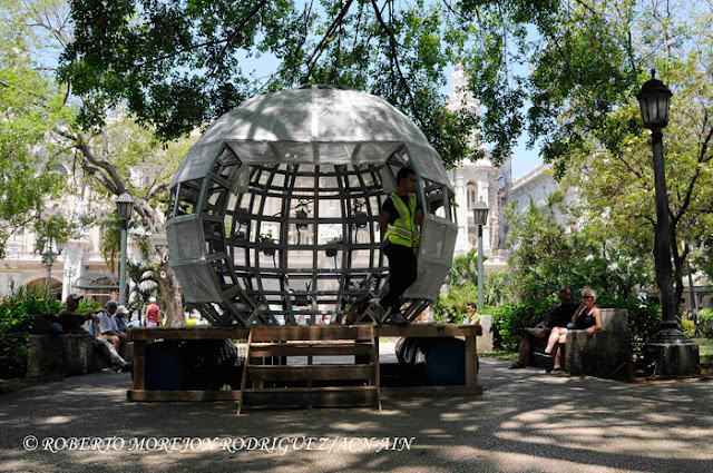 Pull, Propuesta de un lugar en el medio: sin puerta y sin paredes, de la artista neoyorkina Mary Mattingly, expuesta en el Parque Central, como parte de la XII Bienal de La Habana. 