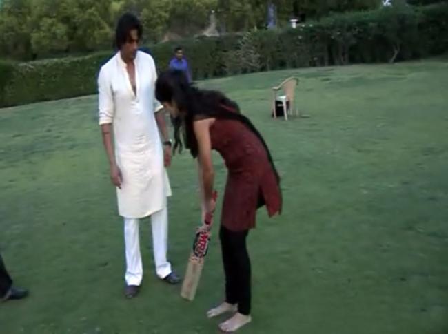 Katrina Kaif Playing Cricket with her co stars Arjun Rampal and Ranbir Kapoor