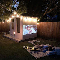 Cine al aire libre en el jardín del hogar