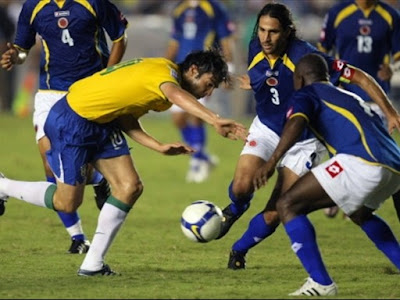 s Mario Yepes (C) and Luis