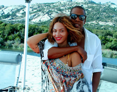 Beyonce-and-Jay-z-cuddle