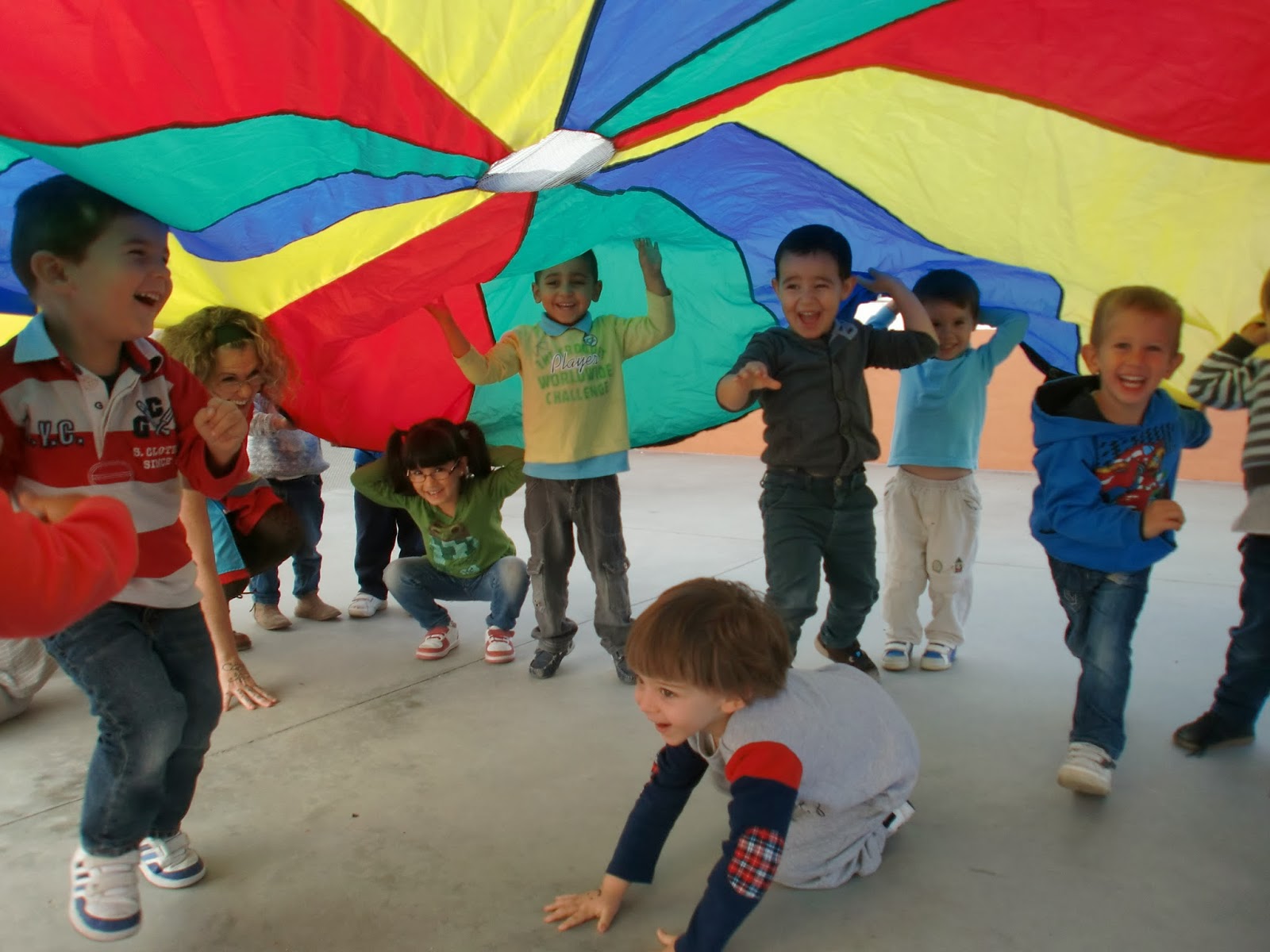 Juegos de paracaídas para niños