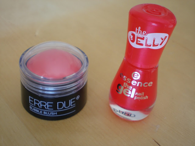 Erre Due Bubble Blush in Pink Bubble and Essence gel nail polish in Bubble gum