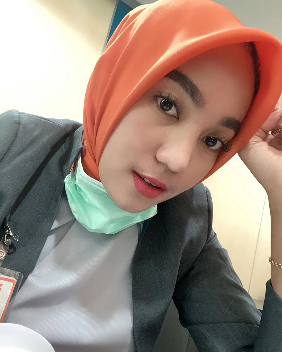 Koleksi Foto Teller Bank BNI pakek Jilbab Cantik Terbaru