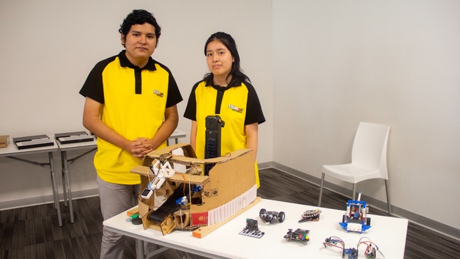 Premian a estudiantes ganadores de hackathon en robótica educativa