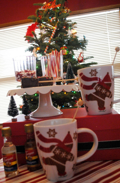 Mini hot cocoa bar and Christmas movie night inspiration on FizzyParty.com