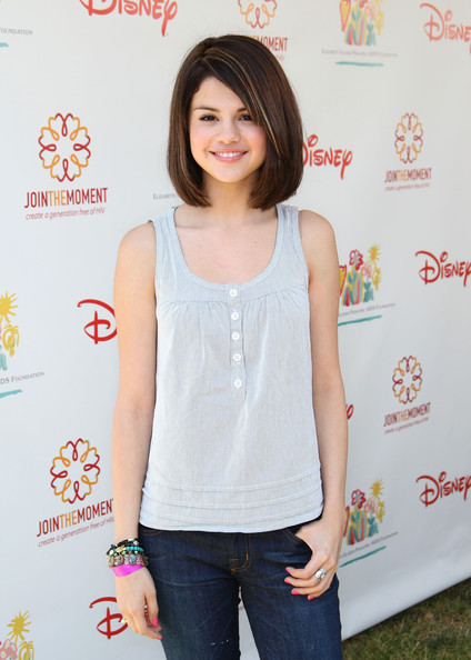 selena gomez hairstyles short hair. Selena Gomez Dresses