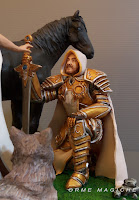 dettaglio sposo cavaliere cake topper fantasy armatura dorata spadone e mantello soldatini personalizzati orme magiche